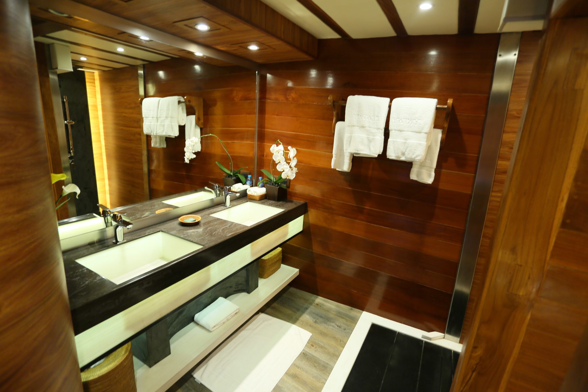 Cab Master Bathroom Sewa Kapal Phinisi Lamima Yacht Labuan Bajo