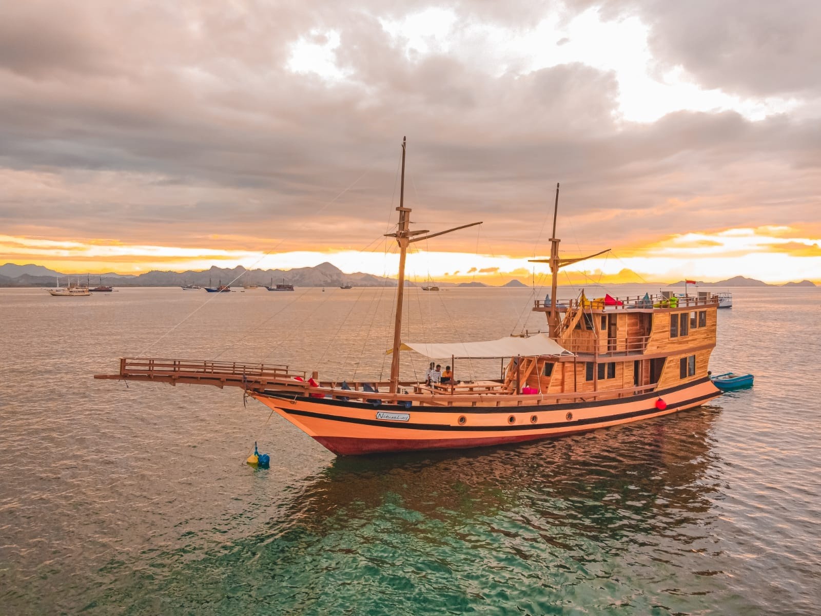 Sewa Kapal Phinisi Labuan Bajo - Natural Liveaboard - Private Trip - Harga 2022