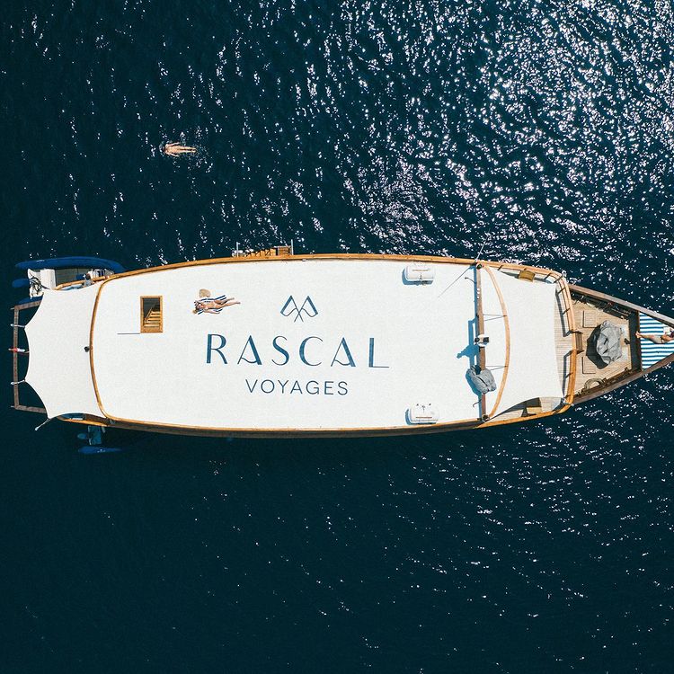 Sewa Kapal Labuan Bajo with “Rascal Voyages”