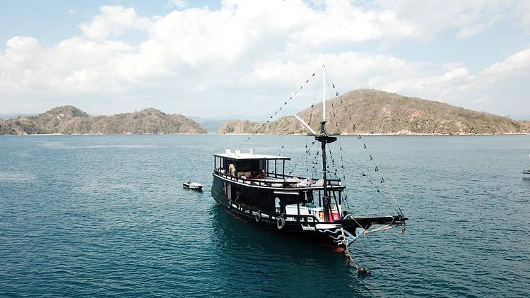 Sewa Kapal Phinisi "Kanha Natha" - Labuan Bajo - Harga - Open Trip 2022