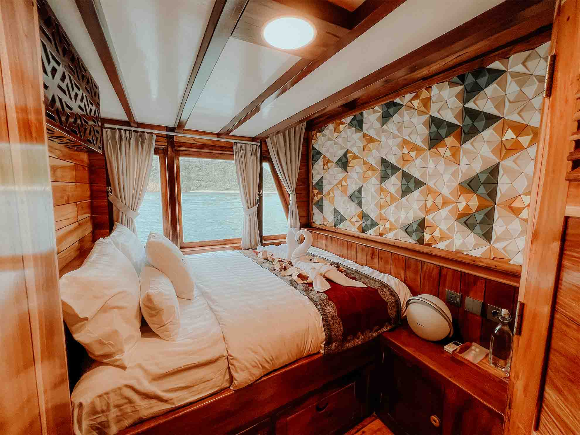 Paket Sewa Kapal Phinisi Gandiva - Modern Historical Luxury Phinisi Style - Harga - Itinerary - 2022