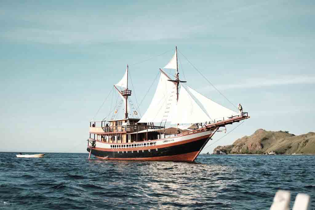 Sewa Kapal Phinisi "Lamborajo II" Labuan Bajo - Paket - Harga - Itinerary