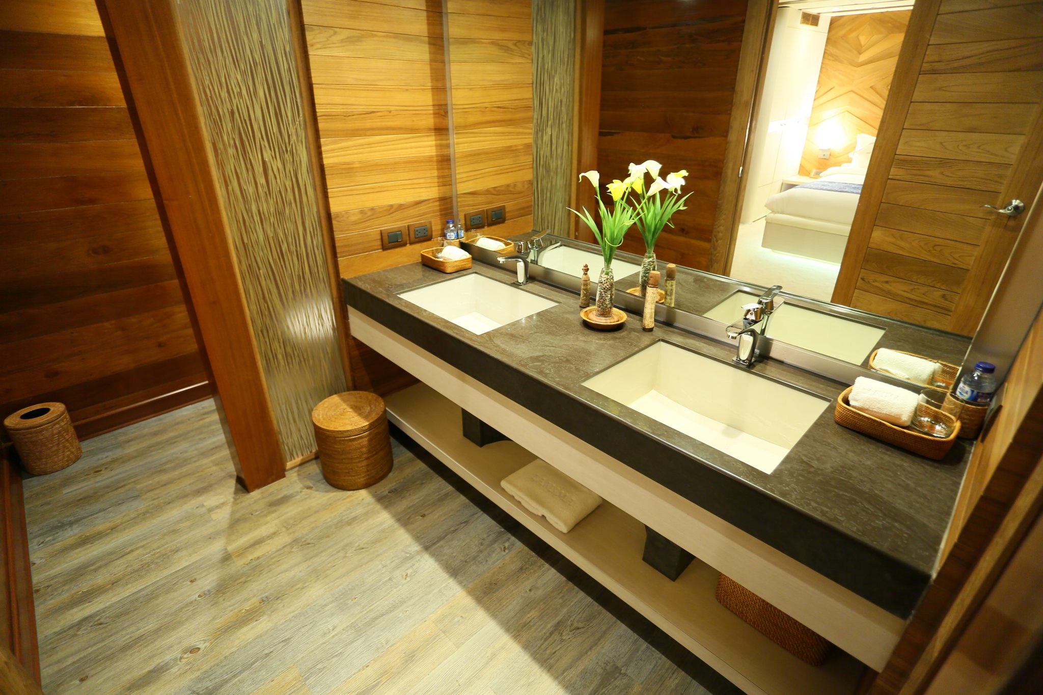Cabin Bathroom Sewa Kapal Phinisi Lamima Yacht Labuan Bajo
