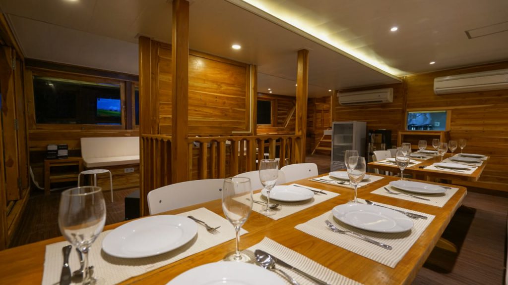 dining room kapal cordela phinisi labuan bajo komodo