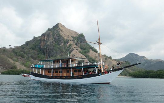 Kapal-La-Dyana-Sewa-Phinisi-Labuan-Bajo