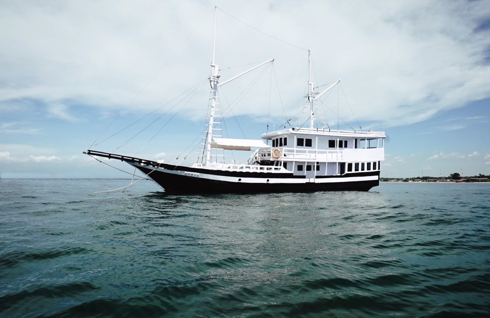 Sewa Kapal Phinisi Labuan Bajo 2022 “DERYA Liveaboard” – Japanese Sailor Style Phinisi – Tour – Harga – Itinerary