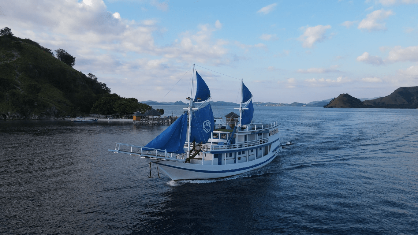 Sewa Kapal Labuan Bajo"LA NISSA" Blue Ocean Style Phinisi - Tour - Harga - 2022