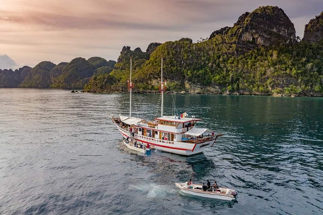 Sewa Kapal Labuan Bajo Sinar Pagi Liveaboard - Semi Tradisional Phinisi Raja Ampat 2022 - Itinerary - Diving - Harga