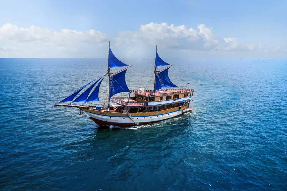 Rent a Phinisi Boat "Mutiara Nusantara" - Labuan Bajo - Itinerary - Diving - Prices 2022